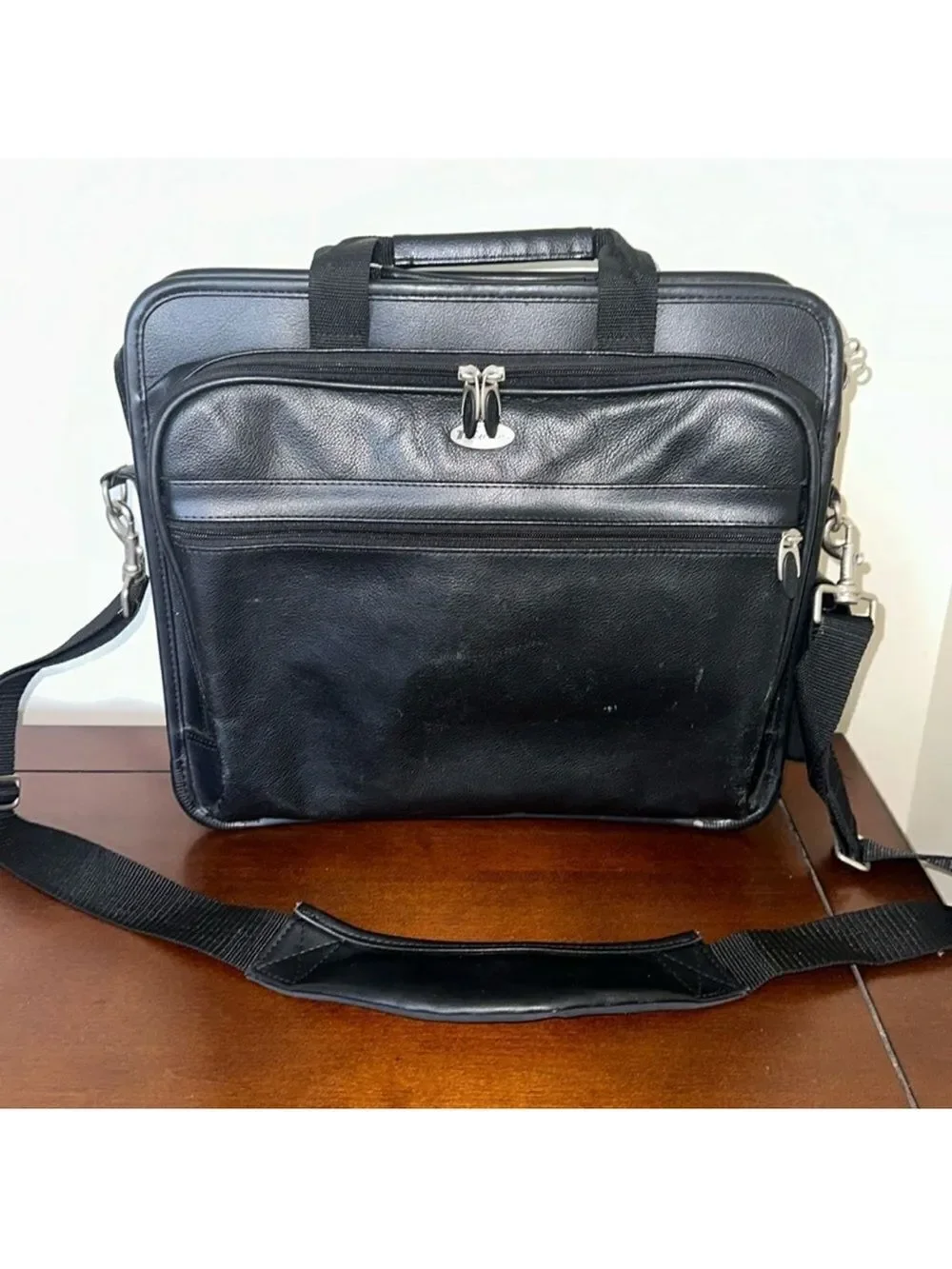 TARGUS Black Tech Padded Faux Leather Laptop Travel Bag with a Crossbody Strap